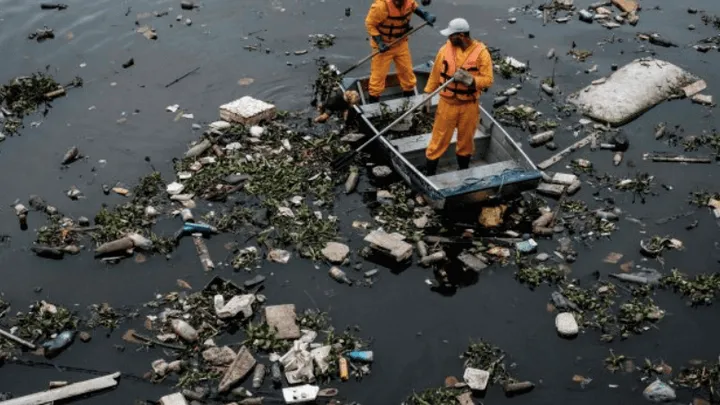 Moet je eens kijken wat er allemaal in het water drijft in Rio... Schandalig toch!