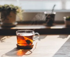 Du hast Bauchschmerzen oder dir ist übel? Dann solltest du das hier trinken!