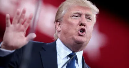 Duitser vergelijkt Trump met Hitler in DEZE afbeelding op Twitter en wordt massaal gedeeld!