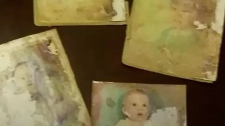Mały chłopiec wyławia starą torebkę z wody, działa szybko, gdy zagląda do środka