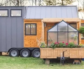 Dieses kleine Miniatur-Haus mit Wintergarten ist gerade mal 30 m² groß aber warte mal bis du es von Innen gesehen hast!