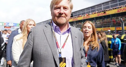 Zien: Willem-Alexander gaat stoeipartij met Rico Verhoeven aan