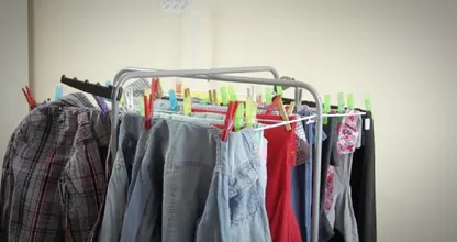 Hang jij de was weleens binnen op? Dit is waarom je dat beter niet meer kunt doen