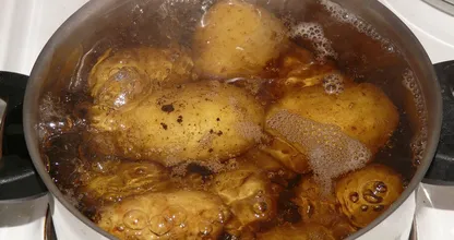 Met deze truc zijn je aardappelen twee keer zo snel klaar!