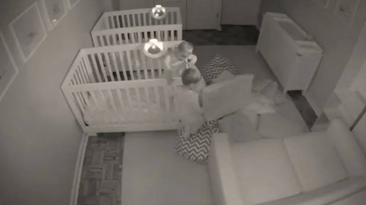 Hilarisch én erg herkenbaar: ouders leggen de slapeloze nacht van hun peuter-tweeling vast...