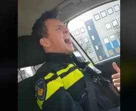 Zingende politieagent gaat viraal met fantastische cover van Queen