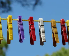 Zo droog je je kleding het best aan de waslijn in plaats van in de droger