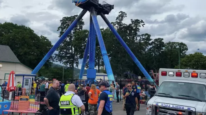 Mensen hangen half uur op de kop in Amerikaanse attractie