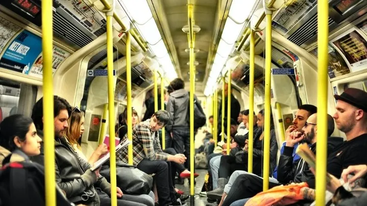 Un inconnu donne une leçon à un adolescent après qu’il ait refusé de bouger ses jambes sur le côté dans le métro