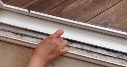 ¿Están los marcos de las ventanas sucios y polvorientos? Con bicarbonato de sodio los mantienes limpios.
