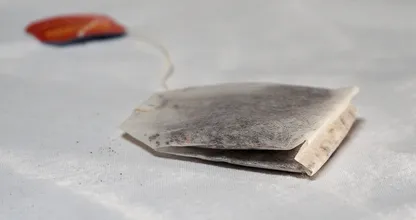 Elle met un sachet de thé dans la vaisselle sale, dès que vous savez pourquoi vous allez le faire tout de suite!