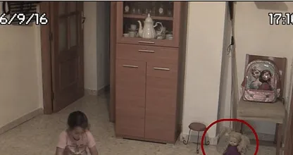 Dit is wel heel creepy: vader filmt zijn spelende dochter, dan beweegt in eens haar pop - uit zichzelf!