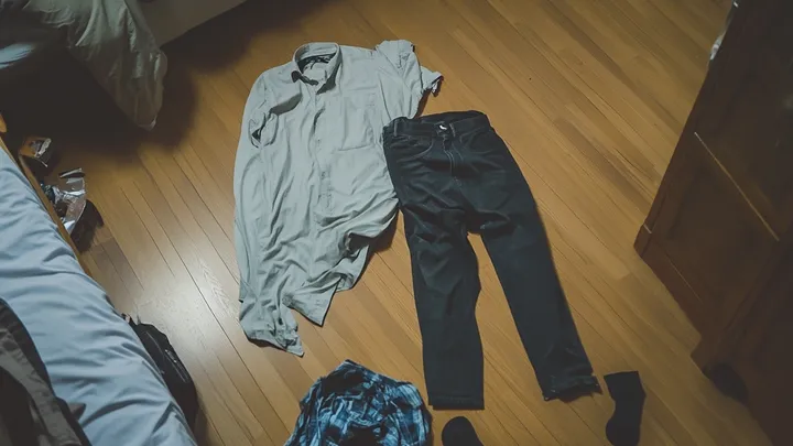 El marido no explica el extraño olor de sus manos hasta que su mujer descubre el secreto
