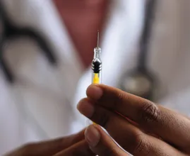 Ziekenhuizen doen onderzoek naar derde coronaprik bij kwetsbare groep