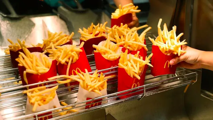 With this sneaky trick McDonald's employees make sure you're not getting enough fries!