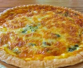 Heute noch kein Abendessen bedacht? Vielleicht ist es zeit für eine herzhafte Ziegenkäsetorte mit Porree und Speck!