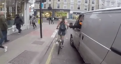 DEZE fietsende vrouw neemt wraak op bestuurder na seksistische opmerkingen.. En hoe ze dat doet? Fantastisch!