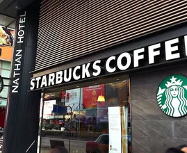 Starbucks-medewerker maakt stotteraar belachelijk: "Hier is je koffie, S-s-sam"