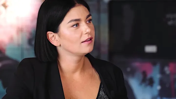 Roxeanne Hazes uit de kleren voor fotoshoot: 'Ik heb putjes en striae'