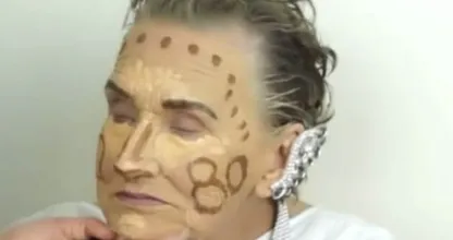 Kijk deze voor en na foto`s eens van deze oma. Heel gaaf gedaan! Make-up doet soms echt wonderen