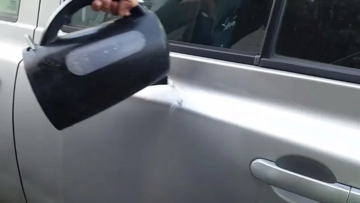 Você pode fazer isso pelo seu carro com este truque engenhoso com água fervente