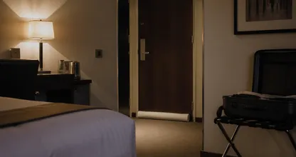 ホテルの部屋のドアの下には、必ずタオルを敷いておきましょう。その理由は次の通りです。