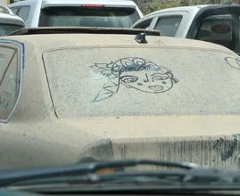 Heb jij ook een gele laag op je auto? Dit is waar het door komt