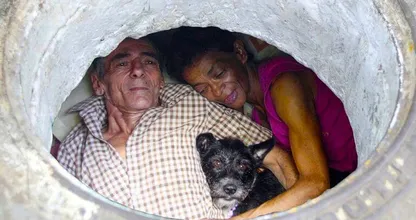Casal que viveu num esgoto durante 22 anos mostra como é o seu interior