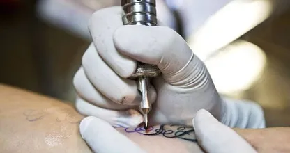 HEFTIG: Deze vrouw liet de naam van haar vriend op haar voorhoofd tatoeëren!