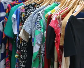 Kleding verkopen op de vrijmarkt? Zo gaat dat veel makkelijker