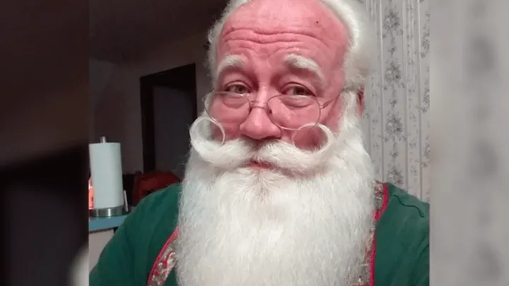 Dit zieke jongetje sterft in de armen van de kerstman na vervulling van zijn laatste wens.. Wij houden het niet droog.