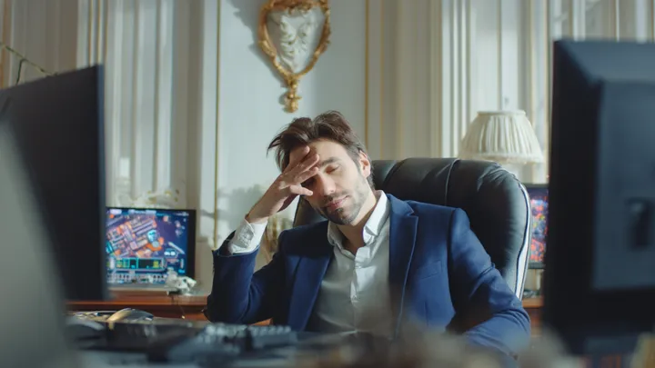 Un multimillonario apuesta un millón de dólares a que nadie puede calmar a su perro - Una joven sin hogar (19) le demuestra que se equivoca