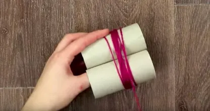 Wrap some wool around two toilet rolls: THIS is what you can make with it! Amazing!