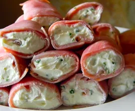 Diese Schinken-Frischkäse Rollen sind perfekt als Snack oder Party Häppchen!