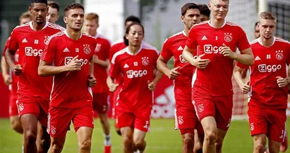 Ajax brengt eerbetoon aan Peter R. de Vries