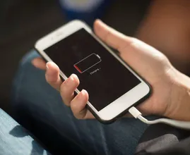 Smartphone steeds sneller leeg? Je laadt hem altijd al verkeerd op!