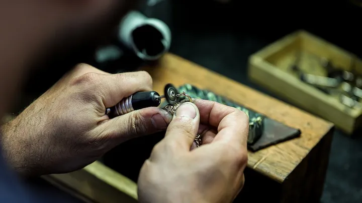 Vrouw in shock als juwelier haar dít vertelt over de oude ring van haar moeder