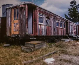 Une femme âgée vit depuis des décennies dans un vieux wagon de train - ais attendez de voir l'intérieur !