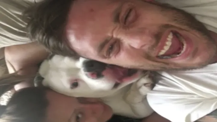 Una foto de un perro adoptado feliz era toda la evidencia que necesitaba la policía