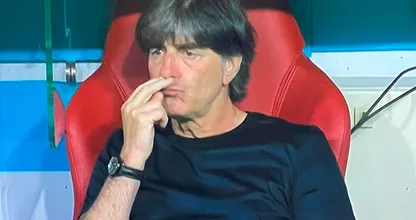 7 Mal als Joachim Löw vor der Kamera bei etwas erwischt wurde, das er nicht tun sollte