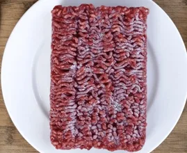 Hai dimenticato di scongelare la carne in tempo? Con questo trucco si può fare in un attimo!