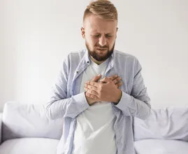 Radzenie sobie ze zgagą: jak zapobiegać kwaśnemu refluksowi