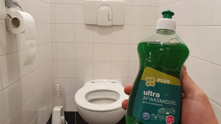 Voici la brillante raison pour laquelle vous devez mettre du détergent dans vos toilettes!
