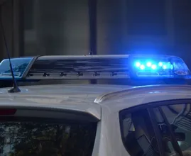 Agenten houden maaltijdbezorger aan en bezorgen maaltijd zelf