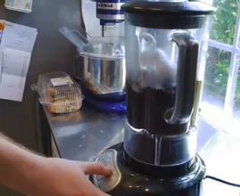 Voici pourquoi vous devriez mettre des coquilles d’œuf et du marc de café dans votre blender