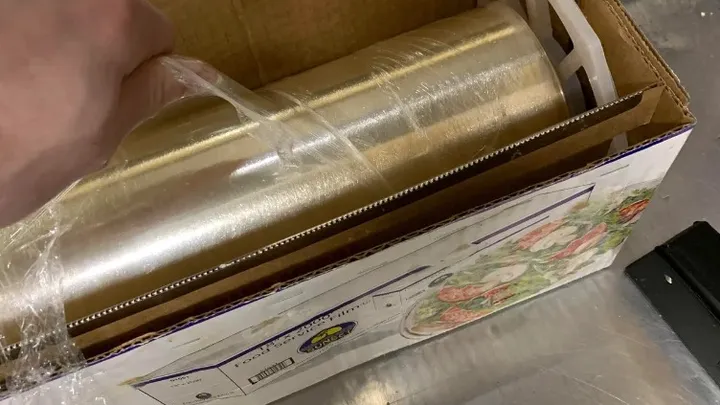 Esta mujer comenzó a envolver su cintura con film transparente: esto es lo que sucedió