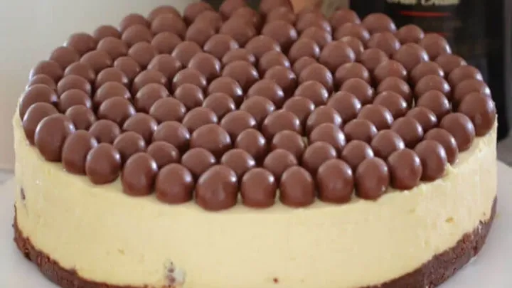 Rezept: weiße Schokolade Käsekuchen mit Baileys und Malteser.