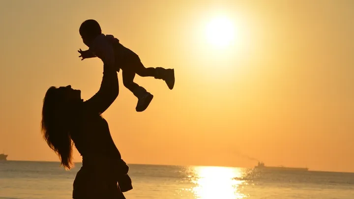 La madre con el bebé comienza a rogar por sobrevivir, luego se descubre su secreto.