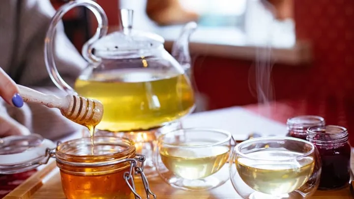 Does tea with honey really help against a cold or is it a fable?