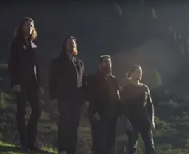 Un a capella de voces masculinas en l medio de las montañas. Escucha estas sensacionales voces.